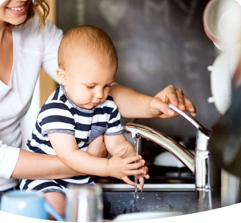 Enfant se lave les mains avec de l'eau pure du robinet